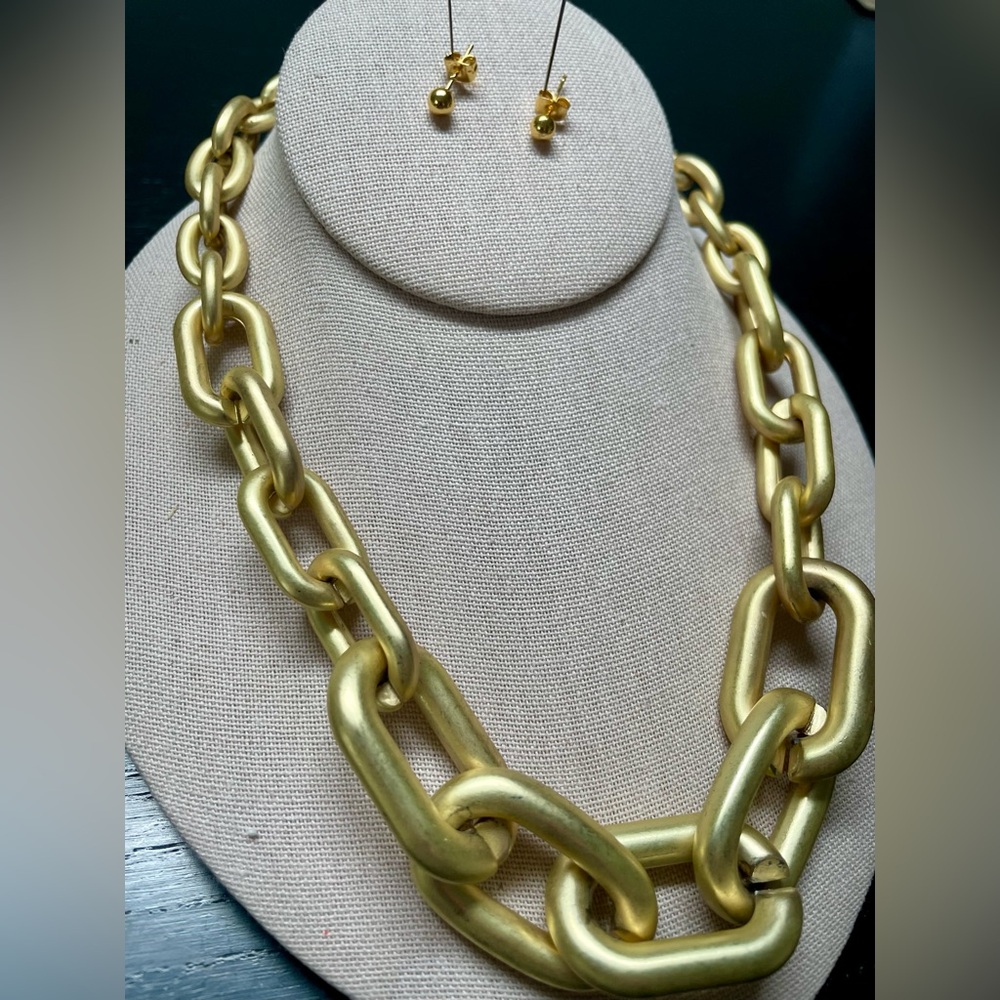 Set: Big Chunky Chain Necklace/Belt with gold studs earrings